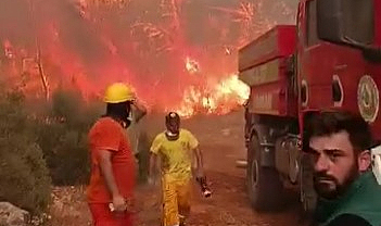 Antalya'da ekipler alevlerin arasında kalmaktan son anda kurtuldu