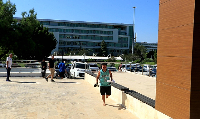 Kan ter içinde elide terlikle yalınayak koşarak geldiği sınavı saniyelerle kaçırdı