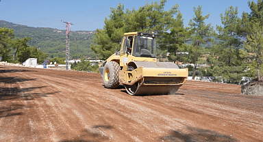 Kaş’ın üç mahallesini bağlayan 16 kilometrelik yol asfaltlanıyor