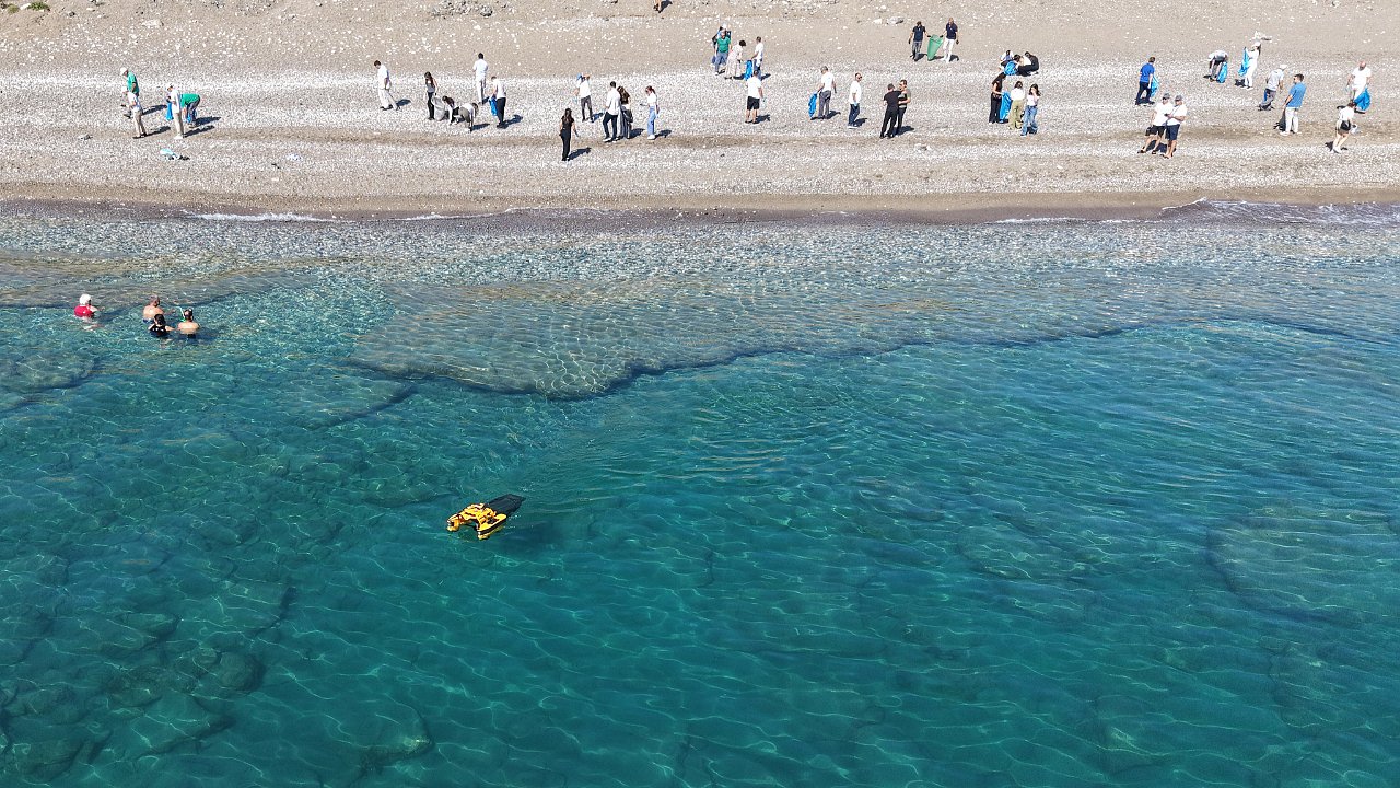 Kemer'de deniz ve sahilde aynı anda temizlik