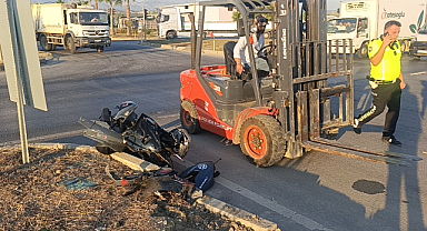 Kırmızı ışık ihlali yapan ticari taksiyle motosiklet çapıştı