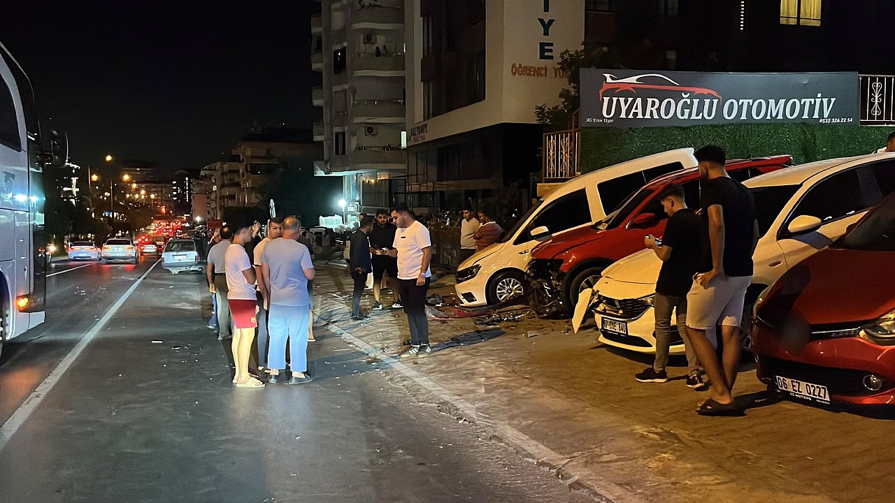 Kontrolden çıkıp savrulan Fiat Tofaş, oto galerideki araçlara çarparak durabildi