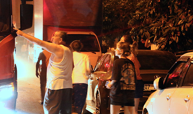 Korku dolu gözlerle izlediler: Daire alev alev yandı, mahalleli sokağa döküldü