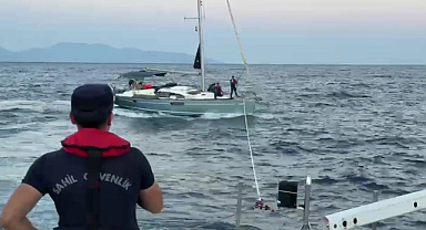 Motoru arızalanıp sürüklenen teknedeki İsrail uyruklu 2 kişiyi Sahil Güvenlik ekipleri kurtardı