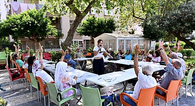 Muratpaşa, Alzheimer farkındalığı için yaşlı evlerinde buluştu