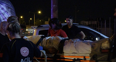 Otomobil takla attı, motoru yola fırladı: 2 yaralı