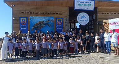 Tedavisi tamamlanan iki yeşil deniz kaplumbağası denize bırakıldı