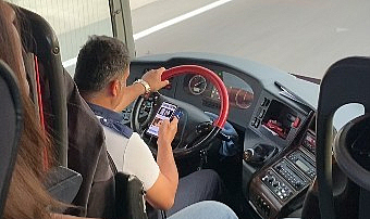 Yolcu otobüsü şoförünün seyir halindeyken müzik keyfi yolcu kamerasında