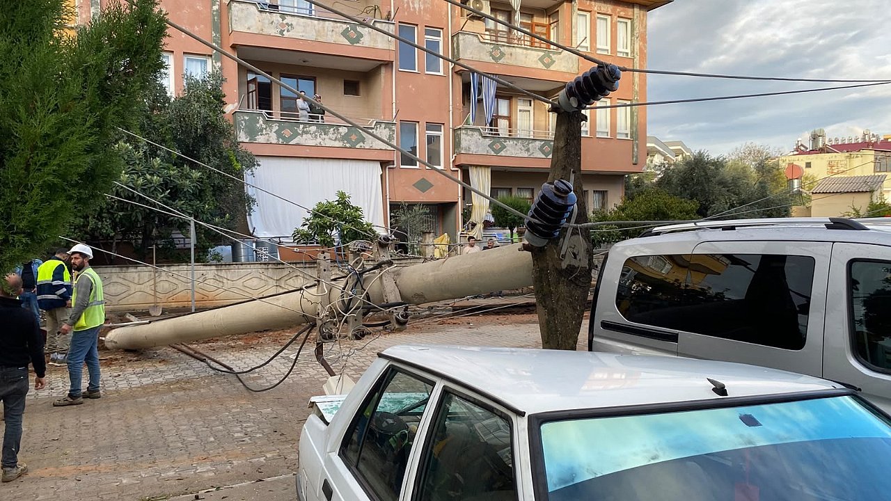 Devrilen elektrik direği otomobile çivi gibi saplandı