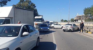 Serik'te 3 araçlı zincirleme kaza